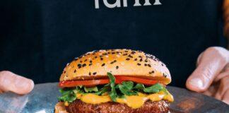 Parte da Bologna, città simbolo di ragù e tortellini, il viaggio nella ristorazione della carne plant-based di Future Farm in Italia