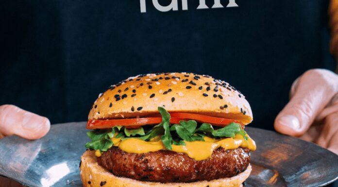 Parte da Bologna, città simbolo di ragù e tortellini, il viaggio nella ristorazione della carne plant-based di Future Farm in Italia