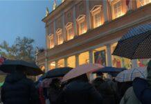 Dialogo mai ascoltato, o forse invece sì, tra una pacifica manifestante e un uomo delle forze dell’ordine.