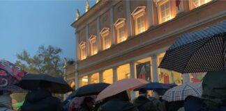 Dialogo mai ascoltato, o forse invece sì, tra una pacifica manifestante e un uomo delle forze dell’ordine.