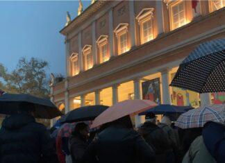 Dialogo mai ascoltato, o forse invece sì, tra una pacifica manifestante e un uomo delle forze dell’ordine.