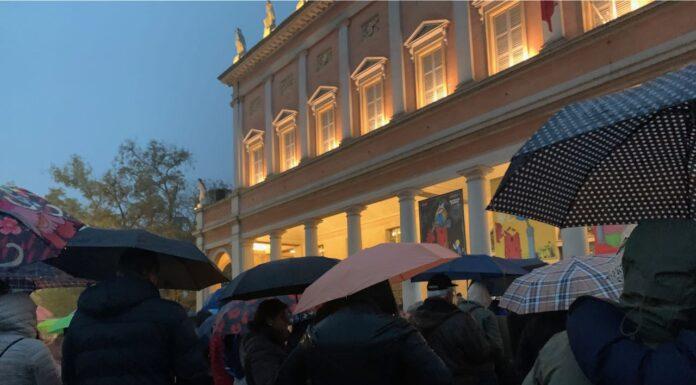 Dialogo mai ascoltato, o forse invece sì, tra una pacifica manifestante e un uomo delle forze dell’ordine.