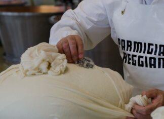Parmigiano Reggiano: Il Consorzio, p-Chip Corporation e Kaasmerk Matec lanciano una nuova tecnologia digitale innovativa per il tracciamento e la sicurezza alimentare