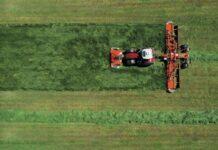 Falcia condizionatrice con raggruppatore d’andana Kuhn FC 13640 RA (Video)