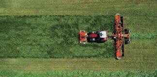 Falcia condizionatrice con raggruppatore d’andana Kuhn FC 13640 RA (Video)