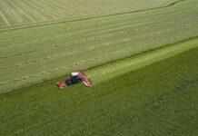 Falciacondizionatrici con raggruppatore d’andana a tappeto Kuhn FC 9330 RA (Video)