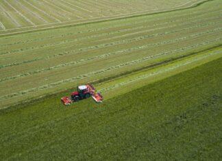 Falciacondizionatrici con raggruppatore d’andana a tappeto Kuhn FC 9330 RA (Video)