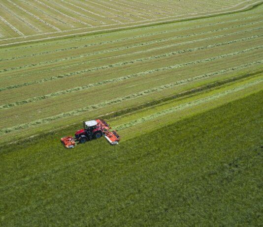 Falciacondizionatrici con raggruppatore d’andana a tappeto Kuhn FC 9330 RA (Video)
