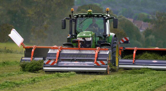 Andanatore a tappeto frontale MERGE MAXX 440F  (Video)