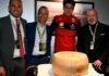Parmigiano Reggiano al Gran Premio di Imola: la consegna della forma alla Scuderia Ferrari