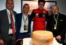 Parmigiano Reggiano al Gran Premio di Imola: la consegna della forma alla Scuderia Ferrari
