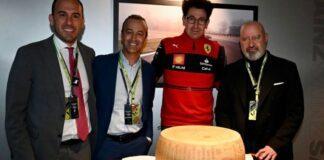 Parmigiano Reggiano al Gran Premio di Imola: la consegna della forma alla Scuderia Ferrari