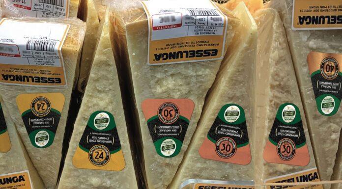 A Cibus, presentate le nuove etichette del Parmigiano Reggiano per promuovere l’acquisto consapevole anche sul prodotto a peso variabile confezionato nei supermercati