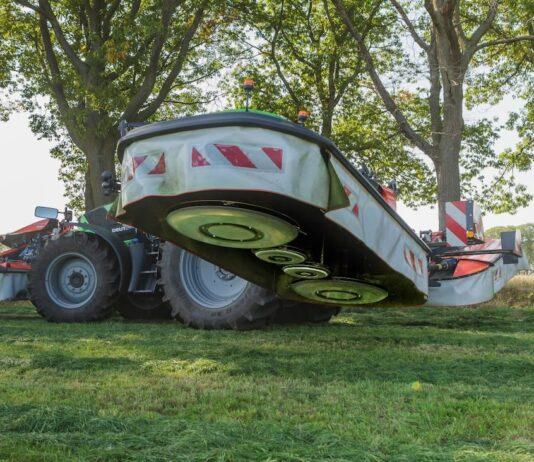 La nuova falciatrice tripla a tamburi KUHN PZ 8831 porta la produttività ad un nuovo livello