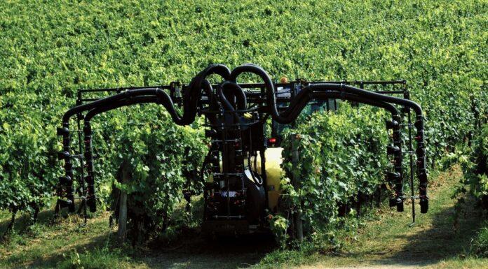 Manovrabile e efficace l’irroratrice scavallante Nobili FF PRO.