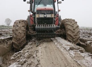 Macchine agricole, mercato in stallo