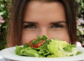 Addio insalata in busta, Ue bandisce le confezioni monouso di frutta e verdura