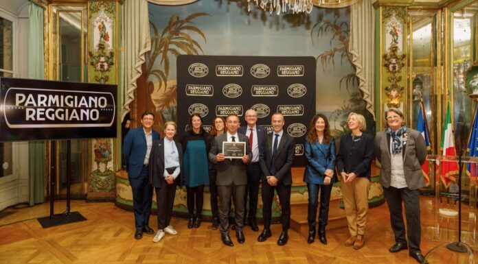 Parigi: Il Consorzio Parmigiano Reggiano festeggia il novantesimo anniversario della fondazione e gli 11 caseifici vincitori dei Palii Del Parmigiano Reggiano 2023