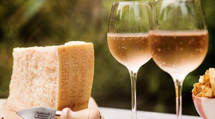 VINITALY 2024: il Parmigiano Reggiano mette in mostra la sua versatilità in abbinamento con distillati d’eccellenza, birre e grandi vini italiani e internazionali