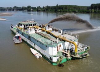 Boretto, motodraga in azione sul Po per assicurare la risorsa idrica ai territori reggiani, modenesi e mantovani