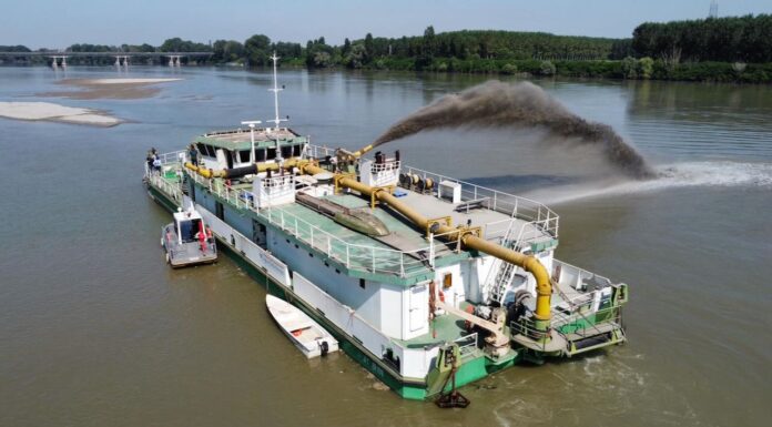 Boretto, motodraga in azione sul Po per assicurare la risorsa idrica ai territori reggiani, modenesi e mantovani