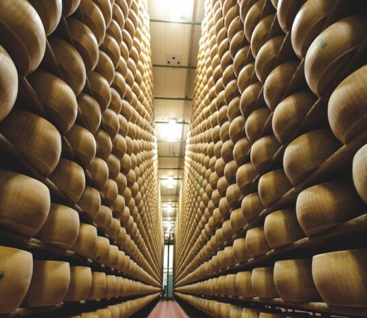 Il Consorzio Del Parmigiano Reggiano annuncia gli ottimi dati del primo semestre 2024: crescono vendite totali (+15,1% rispetto a gennaio-giugno 2023), Italia (+12,9%) Ed Estero (+17,5)