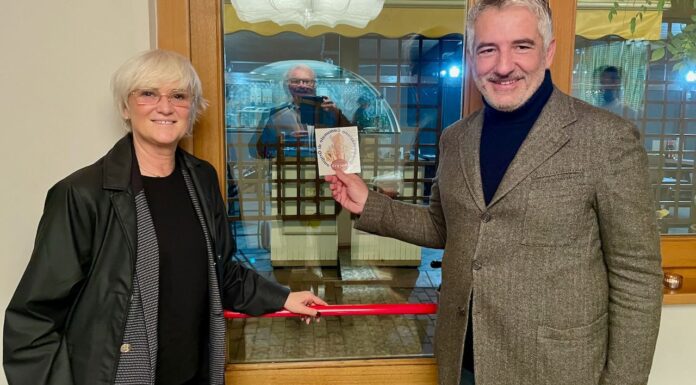 De.C.O. Noceto assegna la prima vetrofania al “Gatto Gambarone”.