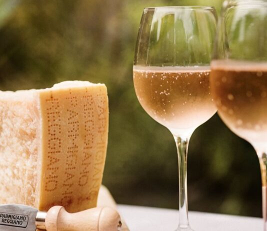 Il Parmigiano Reggiano protagonista a Vinitaly 2025, tra abbinamenti d’eccellenza e promozione del territorio