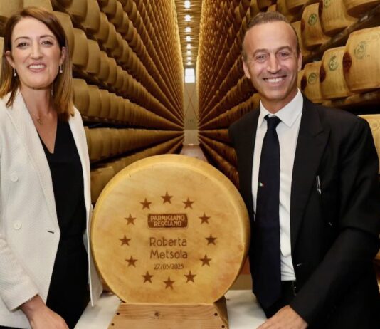 Consorzio Del Parmigiano Reggiano: la Presidente Del Parlamento Europeo Roberta Metsola in visita a un caseificio della DOP