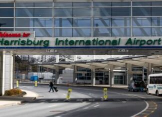 Un hacker dirotta il sistema di diffusione sonora dell’aeroporto per riprodurre un messaggio anti-Trump