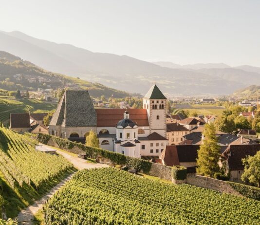 Dalle vigne al chiostro: il fascino senza tempo dell’Abbazia di Novacella