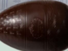 “Frammenti metallici” in Uova al cioccolato