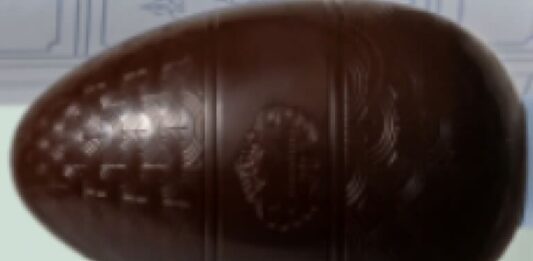 “Frammenti metallici” in Uova al cioccolato