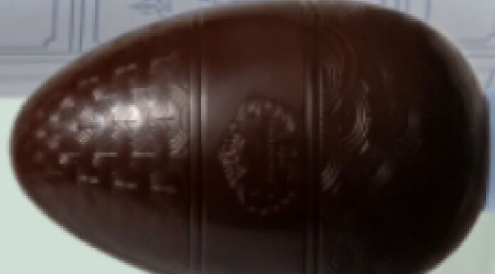 “Frammenti metallici” in Uova al cioccolato