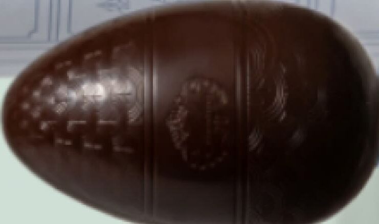 “Frammenti metallici” in Uova al cioccolato