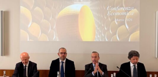 Parmigiano Reggiano: nel 2025 crescono produzione (+2,7%), export (+2,7%) e valore al consumo, mentre frena il mercato domestico (-10%)