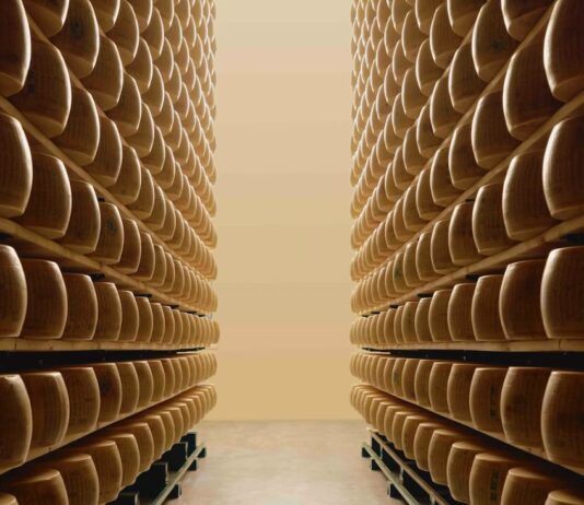 Il Parmigiano Reggiano protagonista alla Milano Design Week 2026: un viaggio sensoriale tra ricerca estetica e alta gastronomia