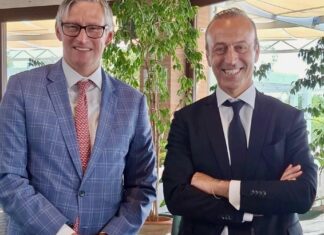 Il Console Generale Degli Stati Uniti Douglass Benning in visita alla filiera del Parmigiano Reggiano