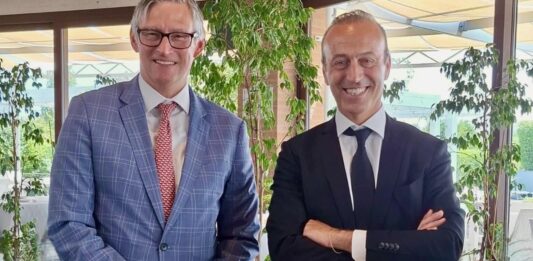Il Console Generale Degli Stati Uniti Douglass Benning in visita alla filiera del Parmigiano Reggiano