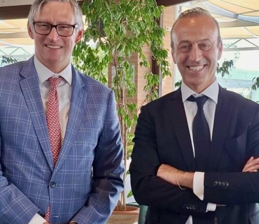 Il Console Generale Degli Stati Uniti Douglass Benning in visita alla filiera del Parmigiano Reggiano