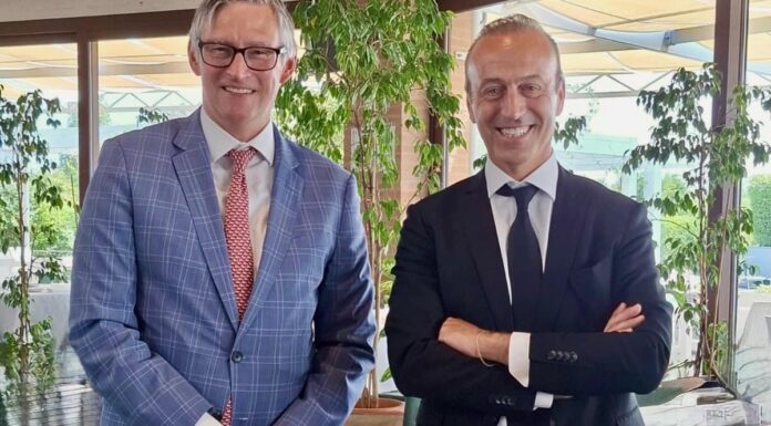 Il Console Generale Degli Stati Uniti Douglass Benning in visita alla filiera del Parmigiano Reggiano